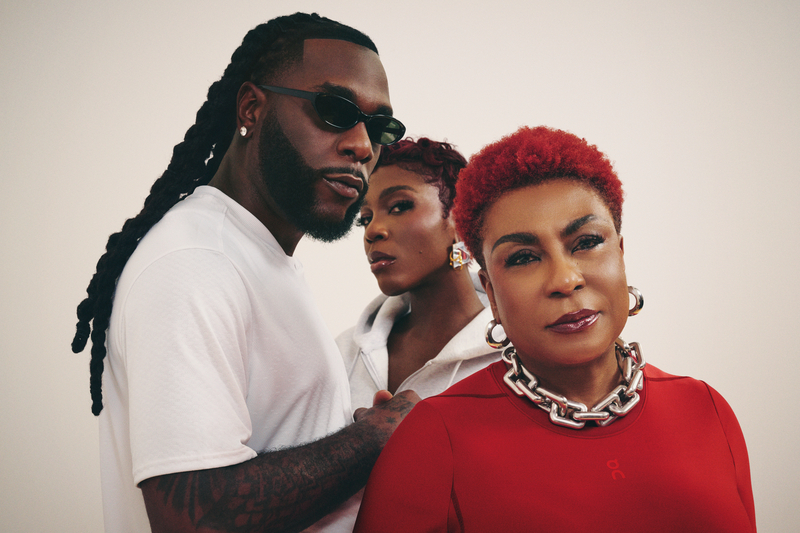 Burna Boy in een wit shirt met zijn zus Ronami en zijn moeder Bose