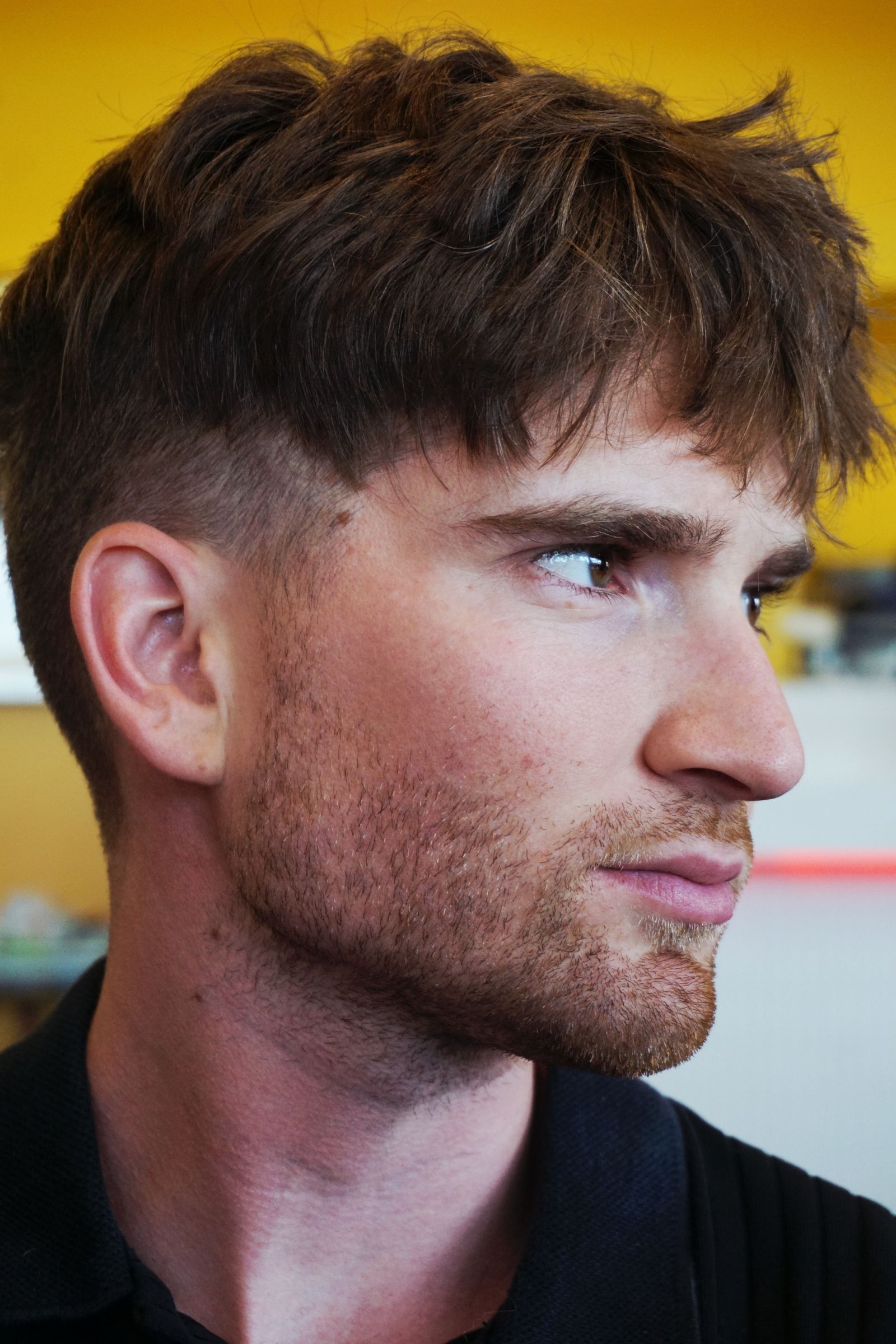 Man met een textured crop met losse pony en korte zijkanten