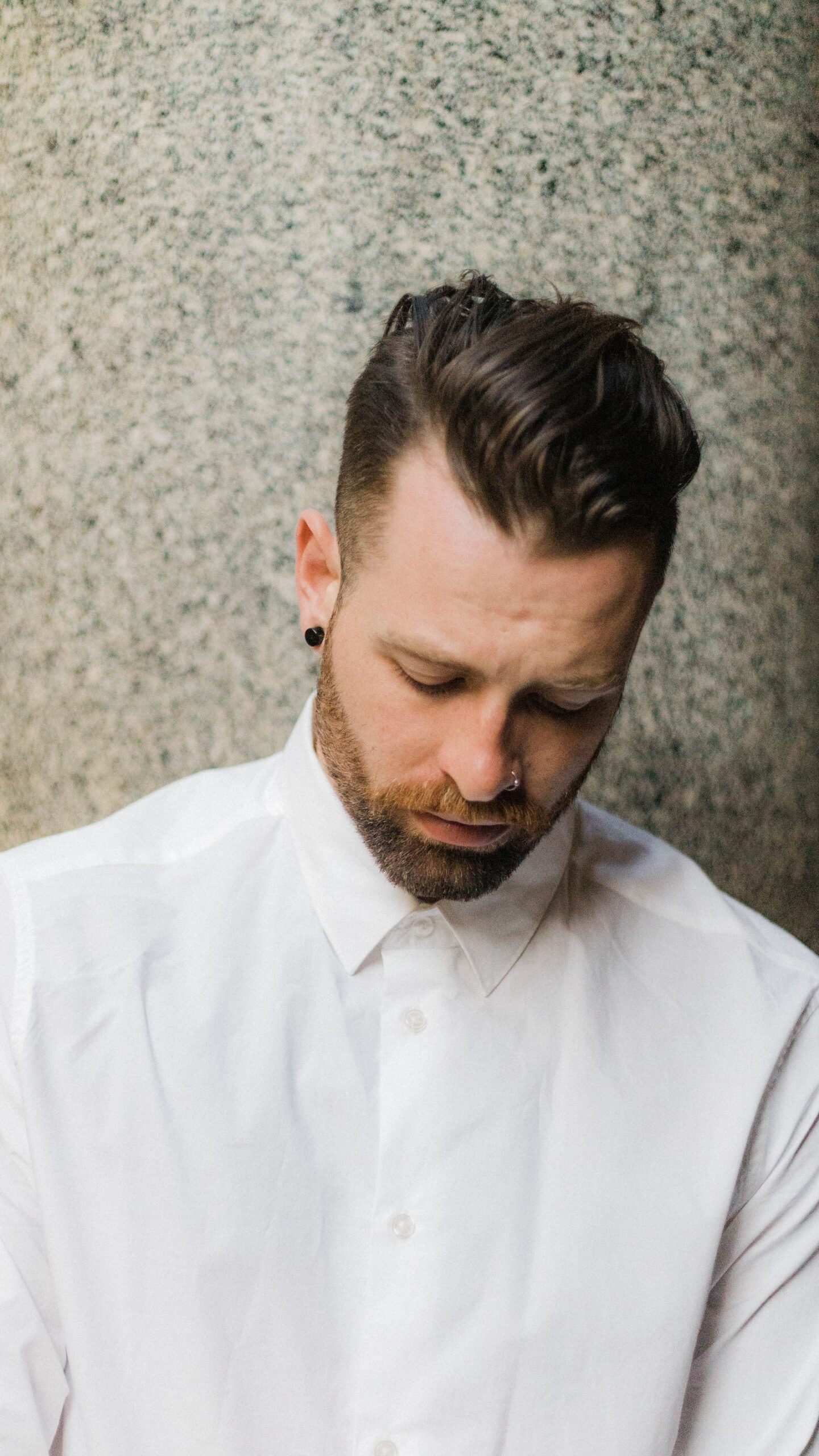 Man met een undercut met kort opgeschoren zijkanten en lang haar bovenop naar achteren