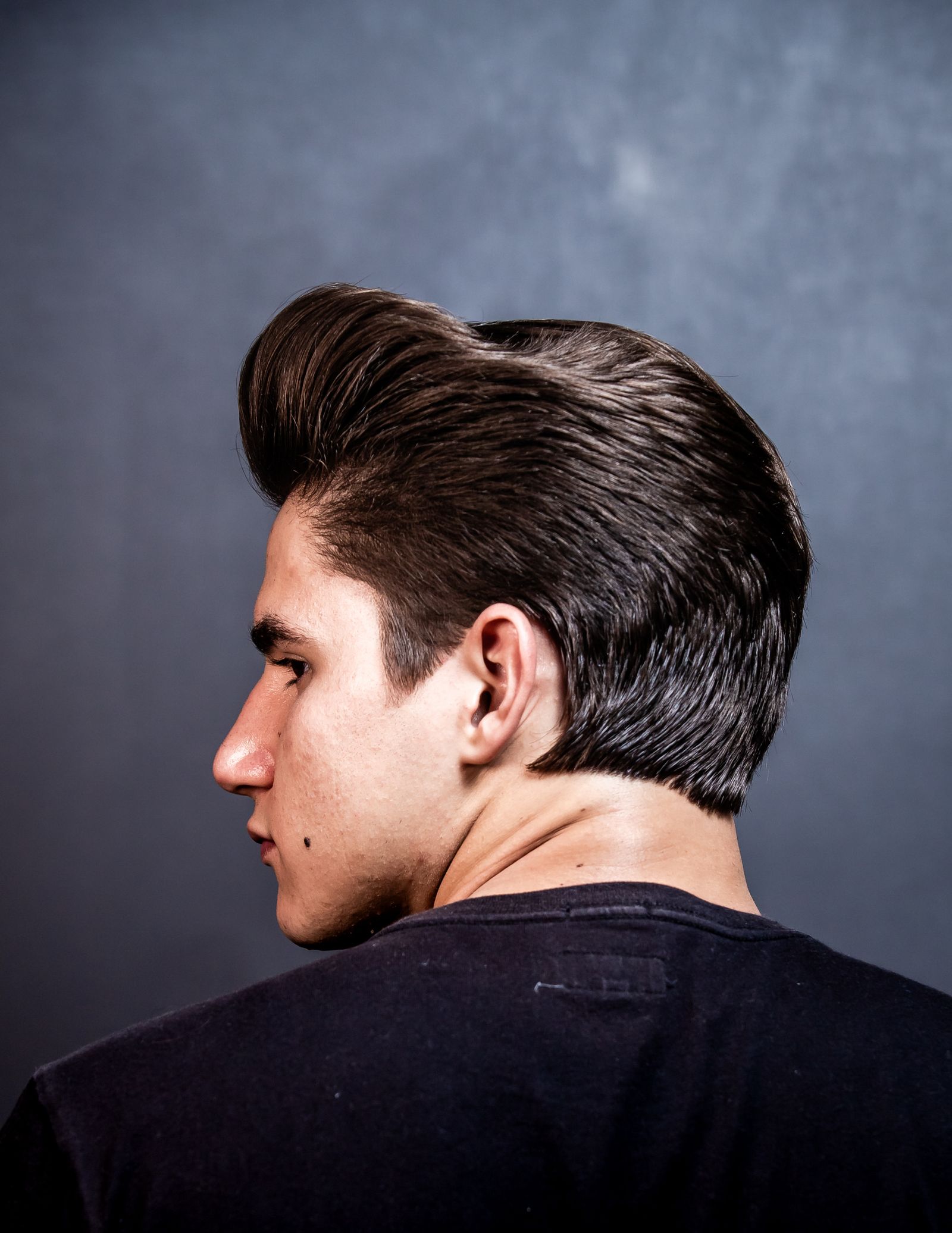 Man in profiel met een klassieke pompadour met veel volume