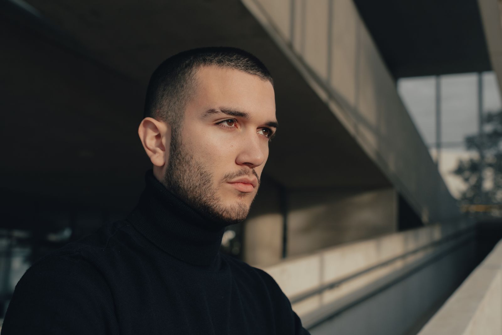Man met een buzz cut in een zwarte coltrui