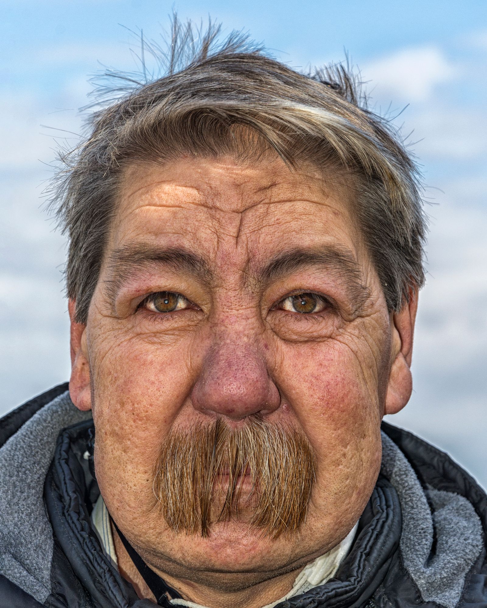 Oudere man met een dikke walrussnor die over zijn bovenlip hangt