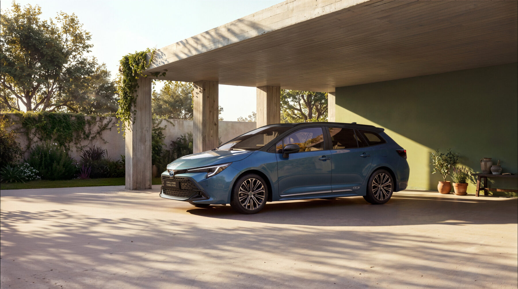 Blauwe Toyota Corolla Touring Sports 60th Anniversary Edition onder een overkapping