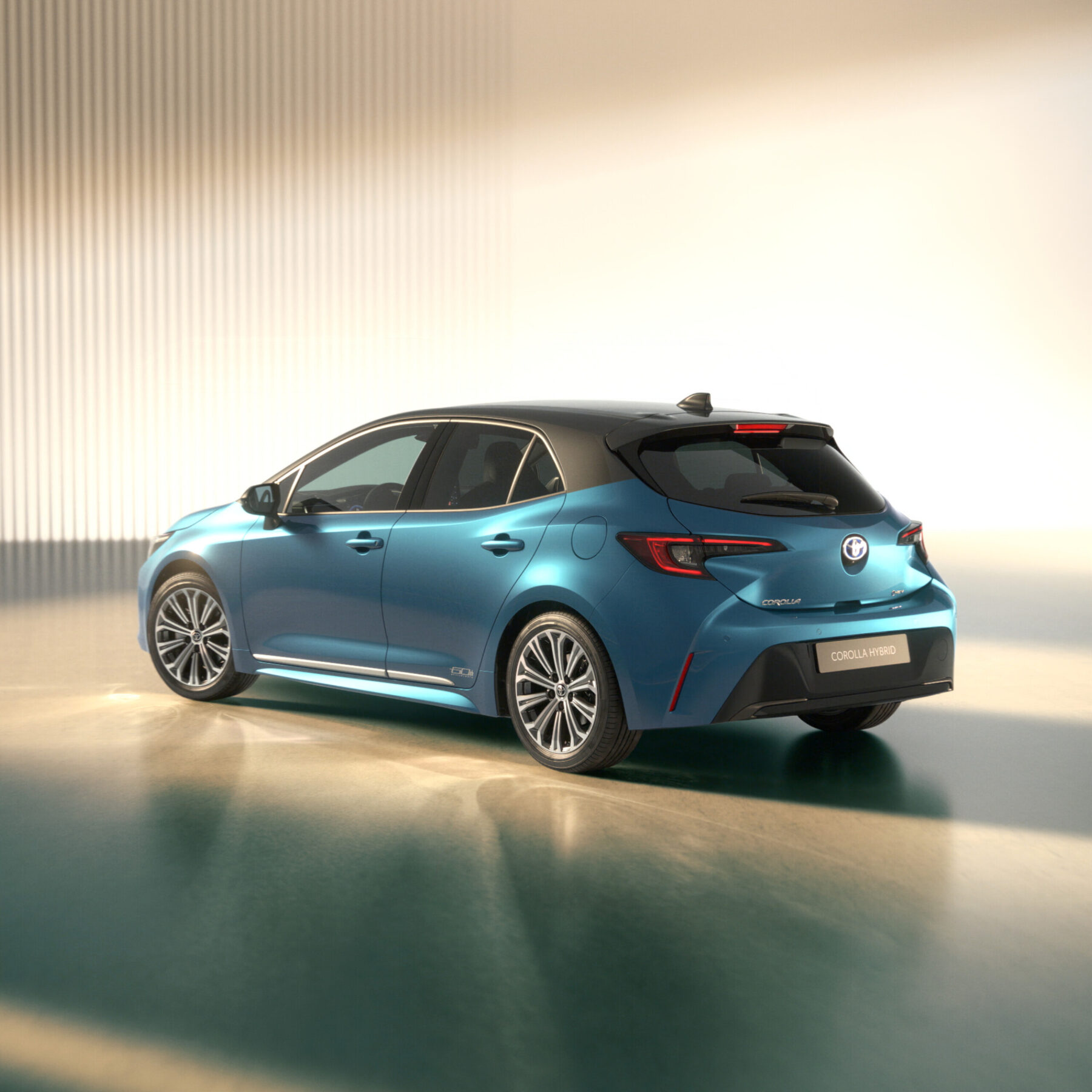 Achterzijde van de blauwe Toyota Corolla Hatchback met zwart dak